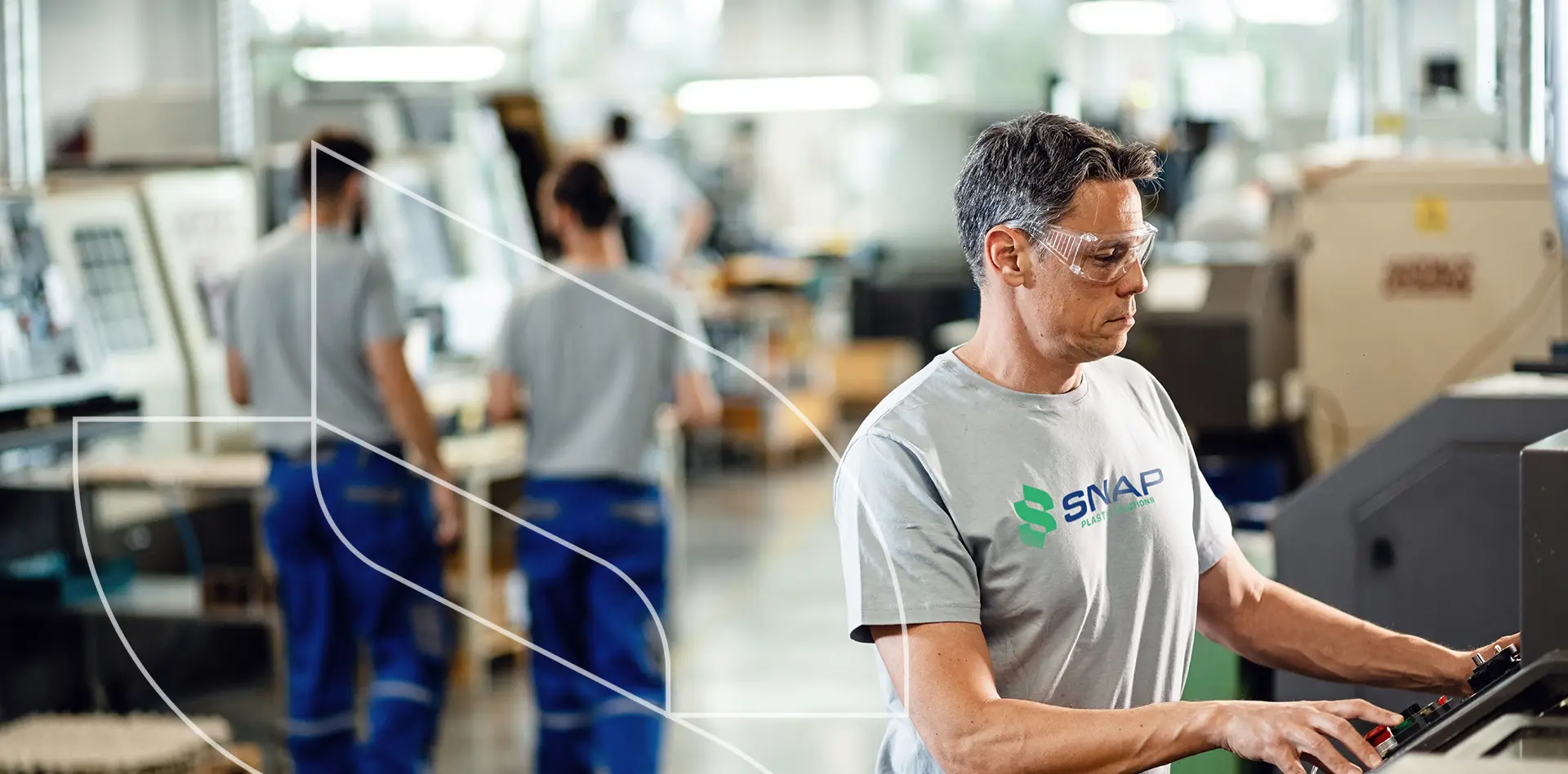 Tecnici SNAP al lavoro sulle lavorazioni plastiche